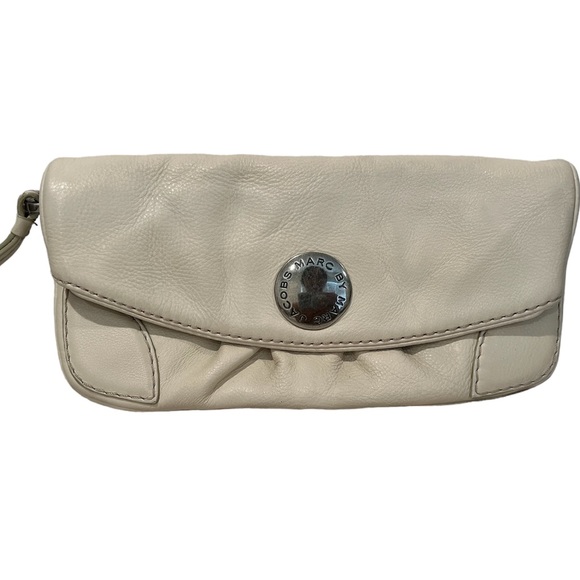 Marc Jacobs Handbags - Marc Jacobs w/Dust Bag - Dual Compartment Leather Wristlet in Cream